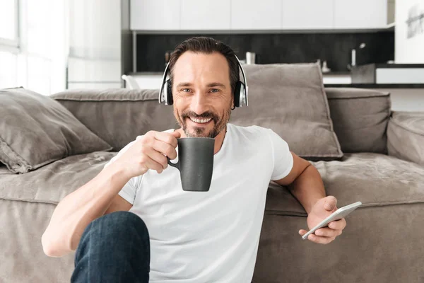 Felice uomo maturo parlando sul cellulare — Foto Stock