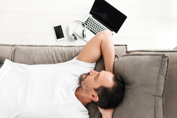 Bovenaanzicht van een casual volwassen man slapen — Stockfoto