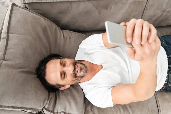 Vista superior de un hombre maduro sonriente — Foto de Stock