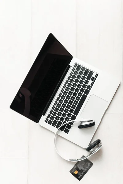 Top view of a blank screen laptop computer with headphones — Stock Photo, Image