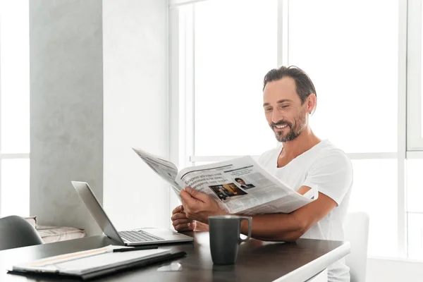 Mosolyogva érett férfi olvasó újság — Stock Fotó
