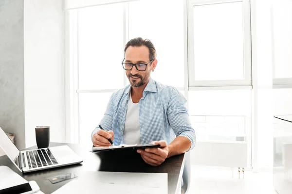 Handsome mature man working with documents — Stock Photo, Image