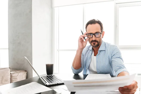 Confident mature man working with documents — Stock Photo, Image
