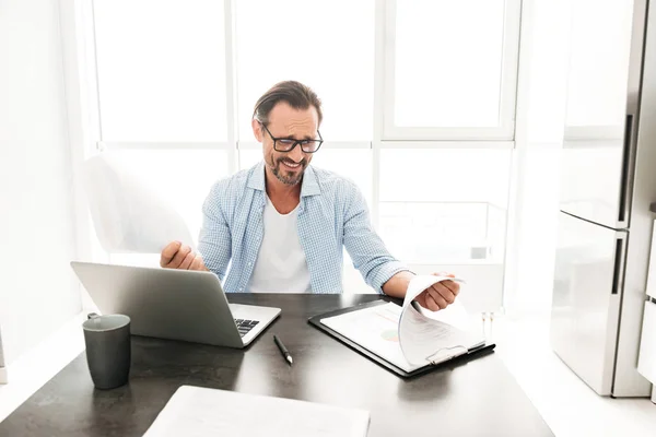 Bel homme mûr travaillant avec des documents — Photo