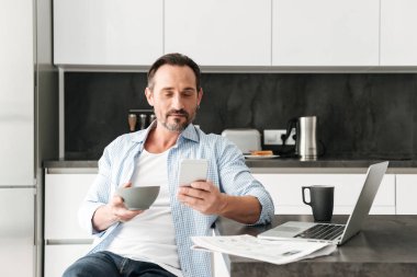 Sağlıklı kahvaltı emin olgun adam