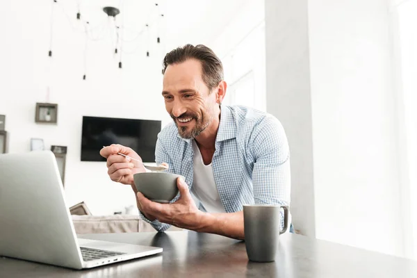 Sorrindo homem maduro tendo café da manhã saudável — Fotografia de Stock