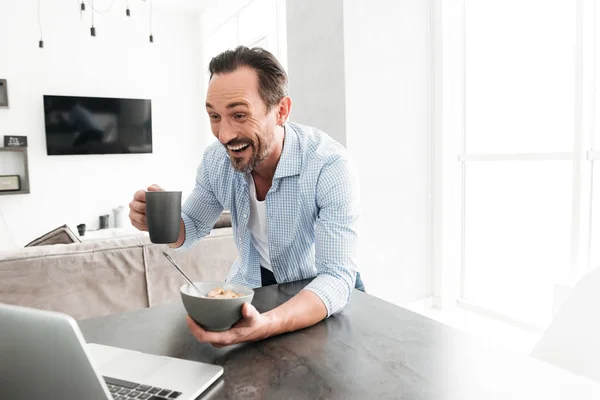 Opgewonden volwassen man met gezond ontbijt — Stockfoto