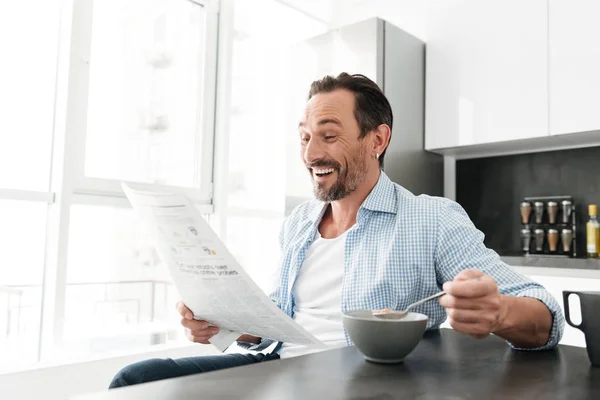Laughing mature man having healthy breakfast — Stock Photo, Image