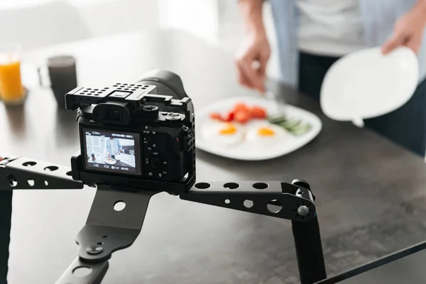 Hombre grabación vídeo comida blog acerca de cocinar — Foto de Stock