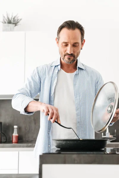 Bonito maduro homem cozinhar — Fotografia de Stock