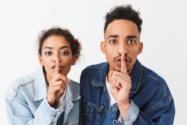 Gizem Afrika iki sonra sessizlik hareketleri gösteren kot gömlek