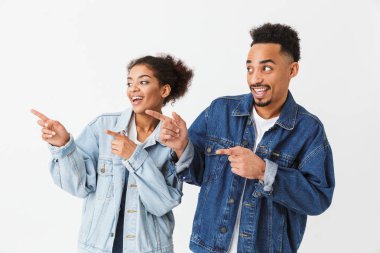 Neşeli Afrika kaç kot gömlek forefingers ile işaret içinde