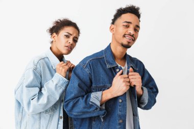 Serin güzel Afrikalı çift denim gömlek birlikte poz içinde