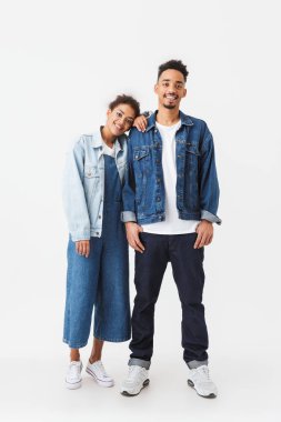 Afrikalı çift denim gömlek gülümseyen bir tam boy görüntü