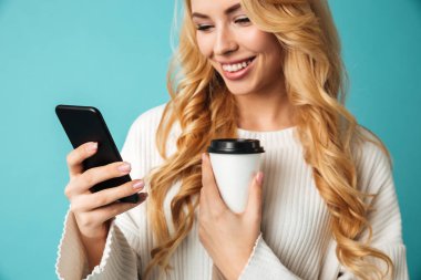 Oldukça genç bir sarışın kadının kırpılmış görüntü