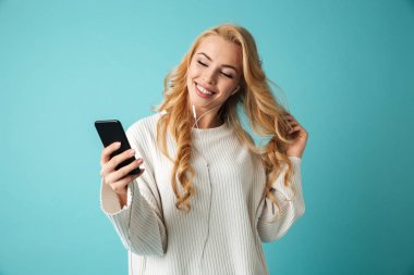 Neşeli bir sarışın genç kadın kazaklı portresi