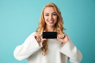 Neşeli genç sarışın bir kadın portresi kapatın