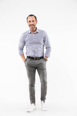 Yakışıklı yetişkin erkek gülümseyen.