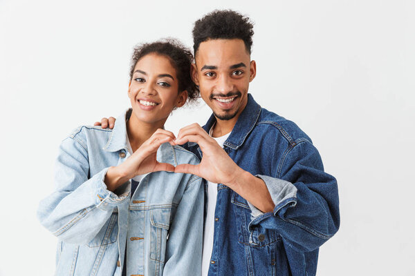Счастливая африканская пара в джинсовых рубашках с табличкой на сердце
