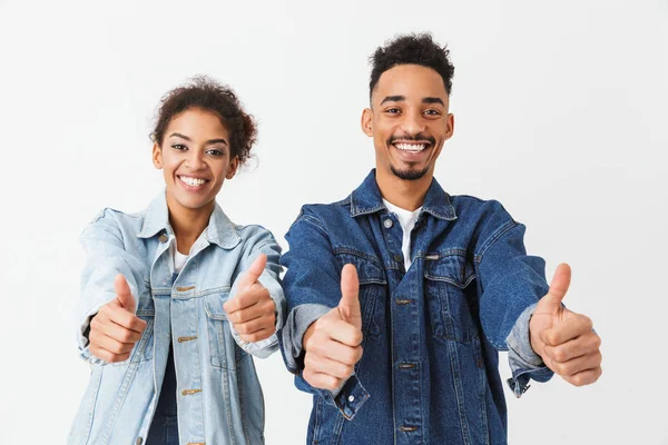 Счастливая африканская пара в джинсовой рубашке, показывающая большие пальцы вверх — стоковое фото