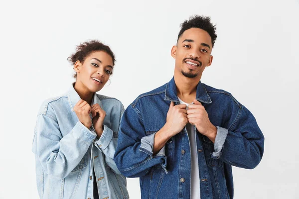 Молода усміхнена африканська пара в джинсових сорочках позує разом — стокове фото
