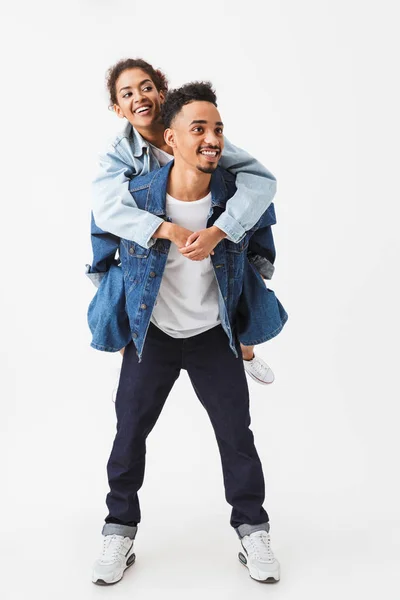 Повнометражний образ Весела африканська пара в джинсових сорочках — стокове фото