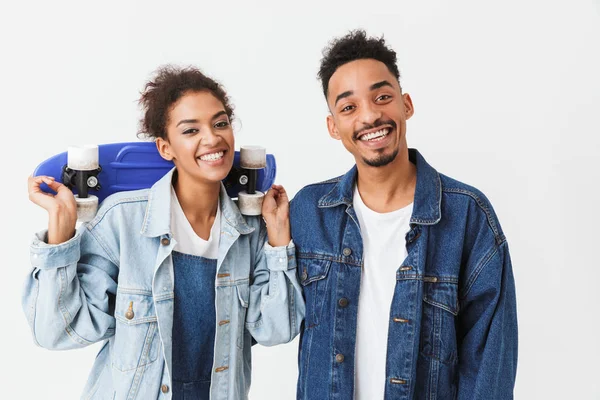 Glimlachend Afrikaanse paar in denim overhemden poseren samen — Stockfoto