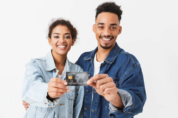 Boldog afrikai pár farmer ing együtt mutatja a hitelkártya — Stock Fotó