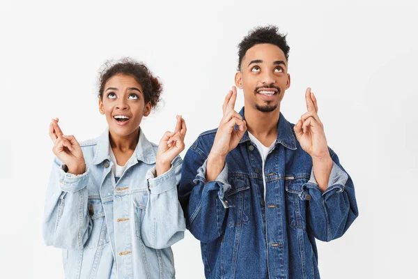 Couple africain souriant en chemises en denim priant ensemble — Photo