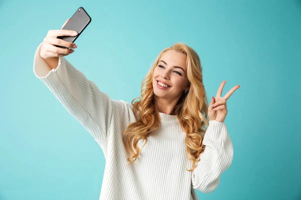 Портрет щасливої молодої блондинки в светрі — стокове фото
