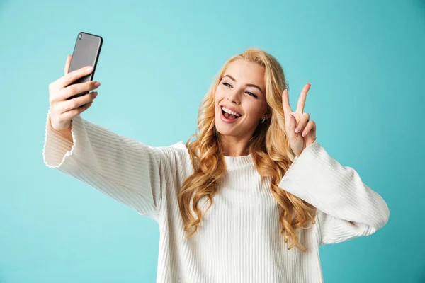 Portret van een vrolijke jonge blonde vrouw in trui — Stockfoto