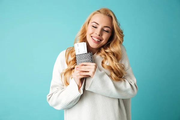Portret van een tevreden jonge blonde vrouw in trui — Stockfoto