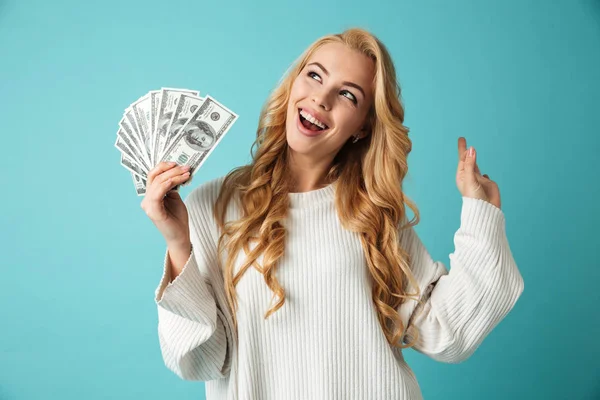 Retrato de una joven rubia sonriente en suéter —  Fotos de Stock