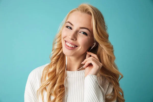 Zblízka portrétní šťastné mladé blond ženy — Stock fotografie