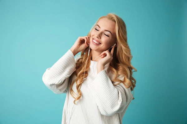 Porträtt av en mycket glad ung blond kvinna i tröja — Stockfoto