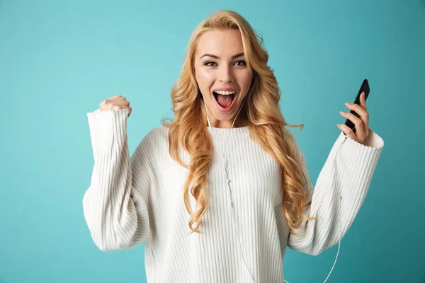 Portret van een enthousiast jonge blonde vrouw in trui — Stockfoto