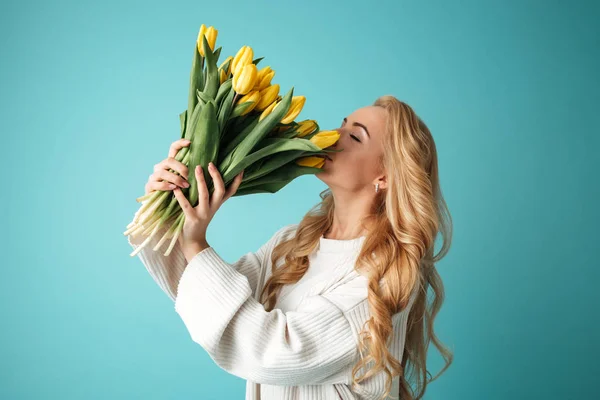 Porträt einer schönen jungen blonden Frau im Pullover — Stockfoto