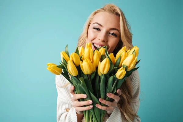 Retrato de una joven rubia riendo en suéter — Foto de Stock