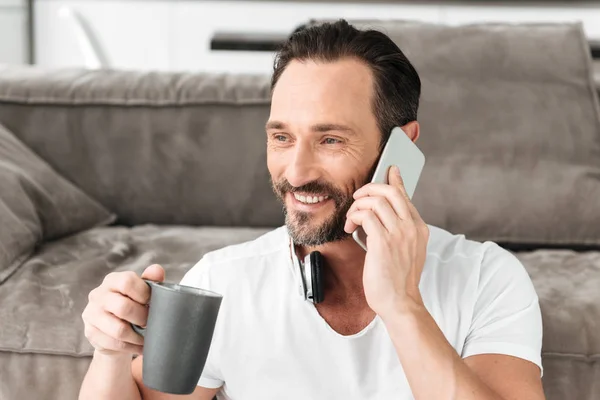 Boldog érett ember beszél-a mozgatható telefon — Stock Fotó