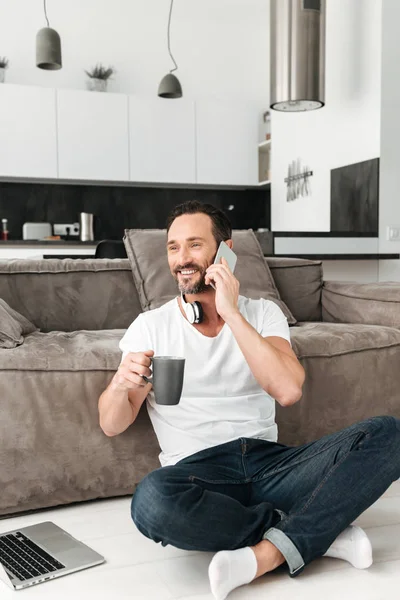 Bonito homem maduro falando no telefone móvel — Fotografia de Stock