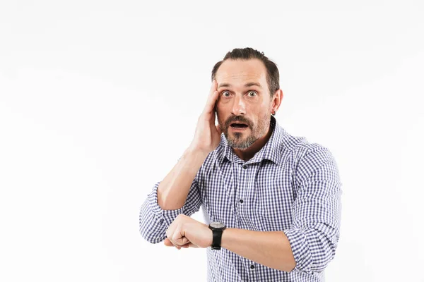 Geschockter erwachsener Mann mit Armbanduhr wegen Zeitverzögerung verängstigt. — Stockfoto