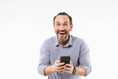 Cep telefonu kullaranarak duygusal yetişkin adam.