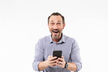 Cep telefonu kullaranarak şaşırmış duygusal yetişkin adam.