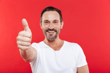 Başparmak gösterilmesini neşeli yetişkin adam.
