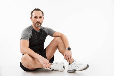 Yorgun bir olgun sporcu istirahat portresi