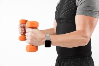 Güçlü olgun sporcu kırpılmış fotoğraf olun dumbbells ile egzersizleri