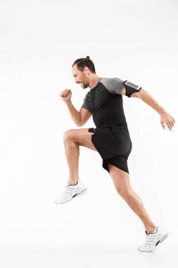 Tam uzunlukta yan görünüm portre yakışıklı olgun sporcu