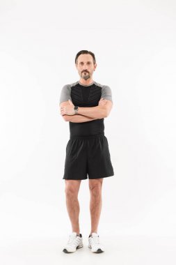 Kendinden emin bir olgun sporcu tam uzunlukta portresi