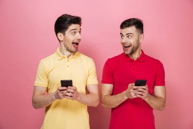 Mutlu bir gay çift cep telefonu tutan portresi