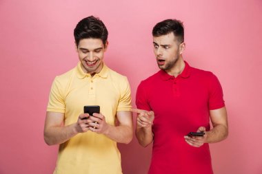 Mutlu gay çift mesaj cep telefonlarında portresi